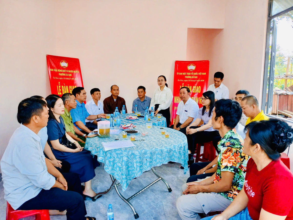 Bà H’Hương Bkrông, Chủ tịch Ủy ban MTTQ Việt Nam phường Ea Kao phát biểu. Ảnh: HH.