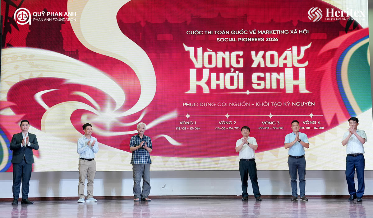 Đại diện ban tổ chức và các đơn vị đồng hành thực hiện nghi thức phát động Social Pioneers 2026.