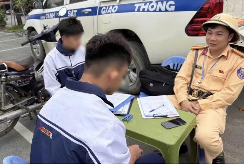 Lực lượng Cảnh sát giao thông làm việc với các trường hợp học sinh vi phạm an toàn giao thông.
