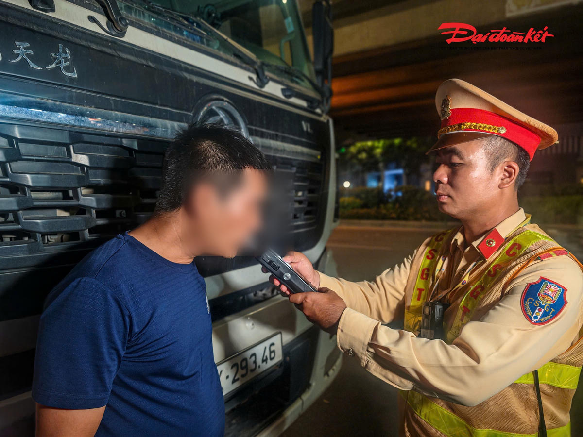 Xử phạt tài xế xe chở rác vi phạm nồng độ cồn, lưu thông sai giờ trong nội đô Hà Nội