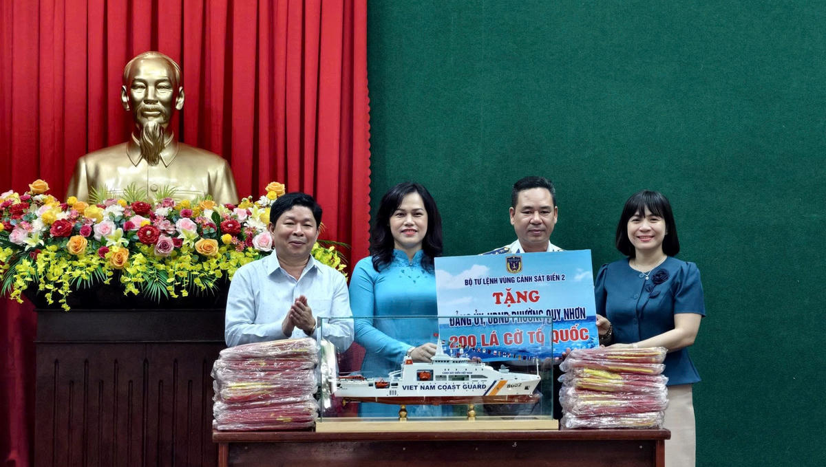Đoàn công tác Bộ Tư lệnh Vùng Cảnh sát biển 2 và Ban Tuyên giáo và Dân vận Tỉnh ủy Gia Lai trao 50 suất quà và 200 lá cờ Tổ quốc cho gia đình chính sách, ngư dân có hoàn cảnh khó khăn. Ảnh: CSB2.