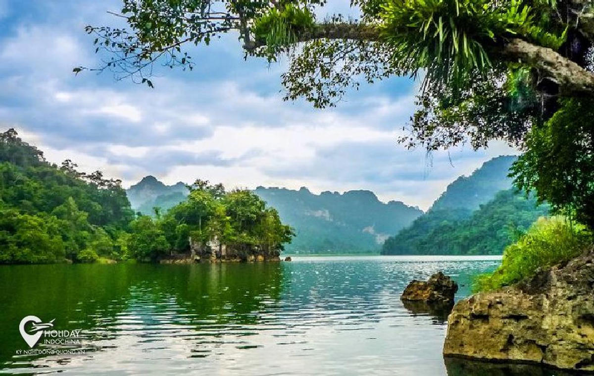 Hồ Ba Bể là một trong những thắng cảnh nổi tiếng.
