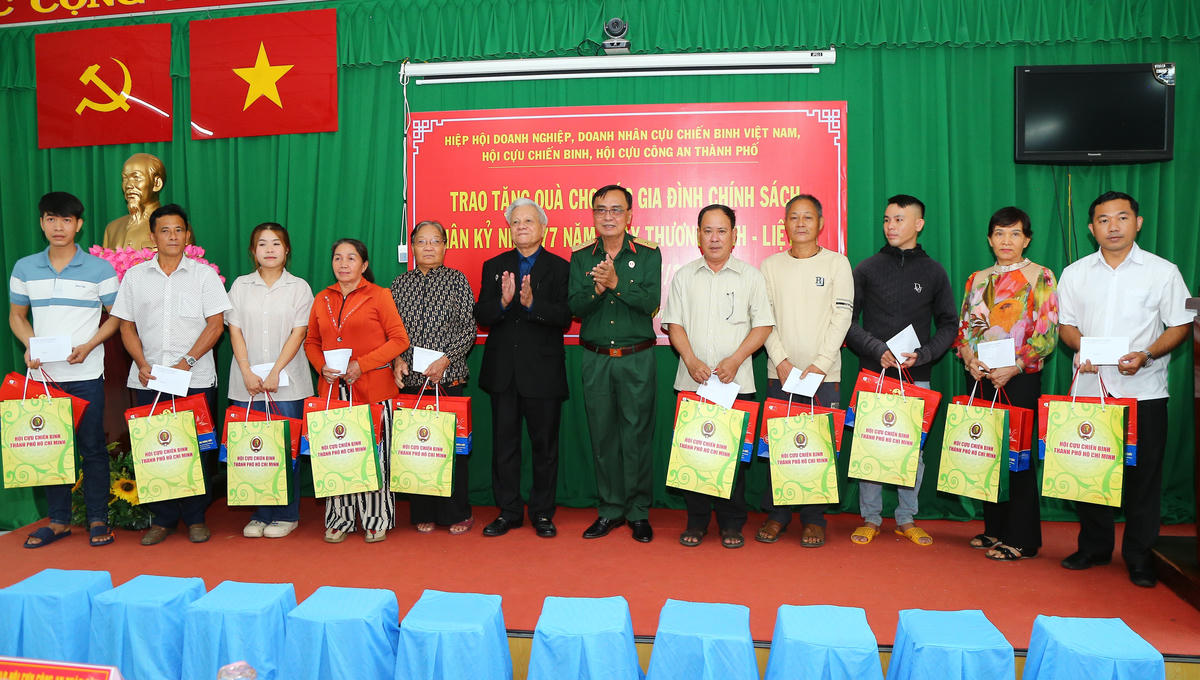 Hội CCB TP Hồ Chí Minh và các mạnh thường quân tặng quà cho thân nhân các Mẹ Việt Nam Anh hùng, gia đình chính sách trên địa bàn thành phố. Ảnh: NH.
