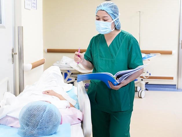 Nhiều trường hợp bị biến chứng sau phẫu thuật thẩm mỹ phải vào bệnh viện để được khám và điều trị kịp thời. Ảnh: T.A