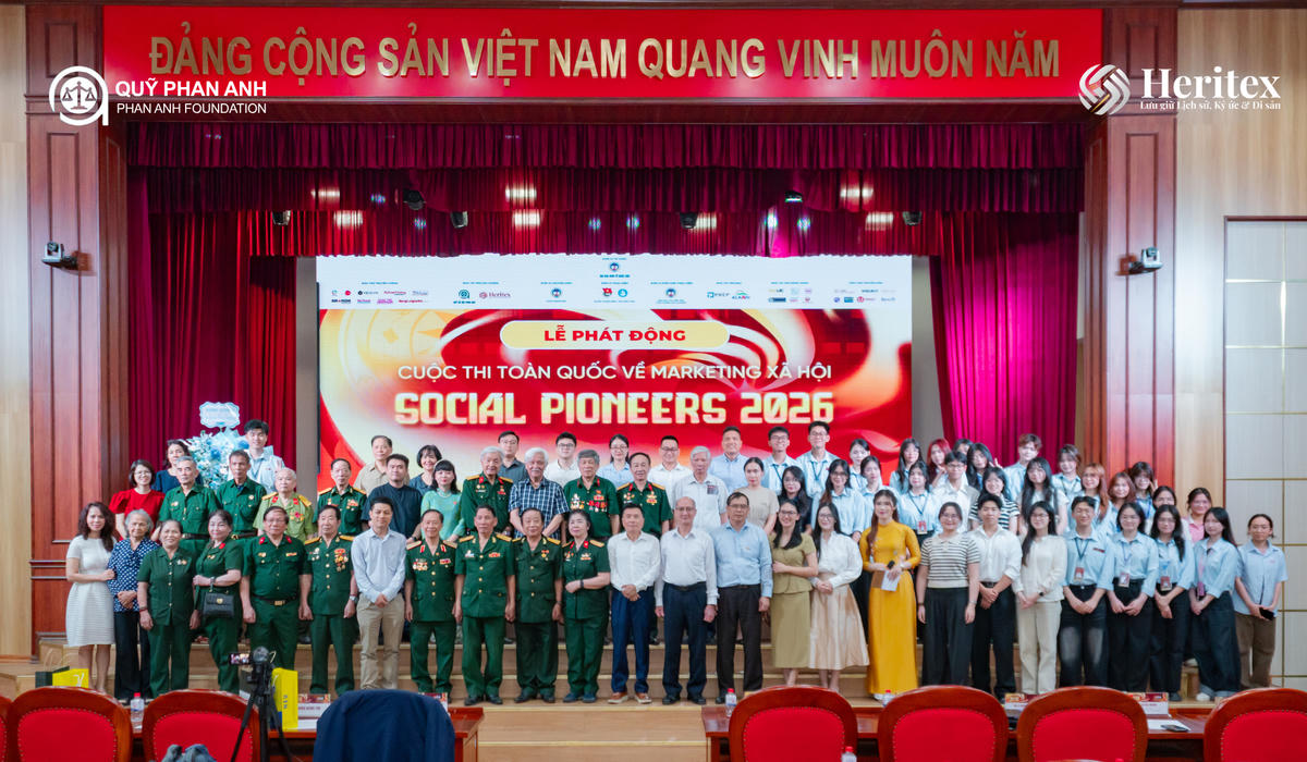 Các đại biểu chụp ảnh lưu niệm cùng sinh viên Đại học Kinh tế Quốc dân.