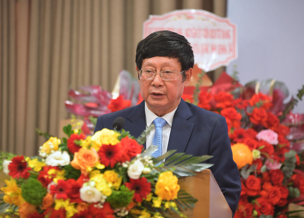 Ông Đỗ Mạnh Hùng, Viện trưởng Viện Nghiên cứu Văn hóa và Dân sinh phát biểu tại lễ ra mắt Viện Nghiên cứu Văn hóa và Dân sinh.