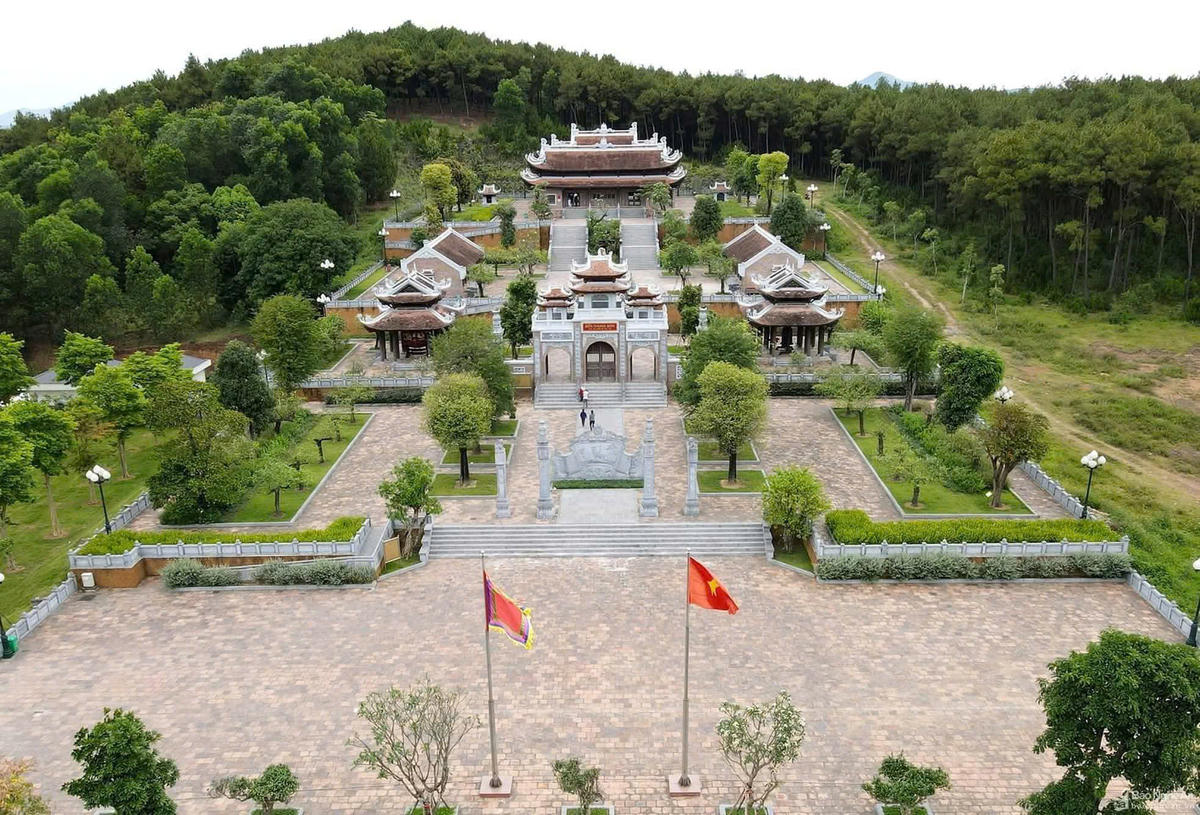 Đền Chung Sơn, nằm trên núi Chung thuộc xã Kim Liên (Nghệ An) là công trình tâm linh trang nghiêm khánh thành năm 2020 để thờ gia tiên Chủ tịch Hồ Chí Minh.