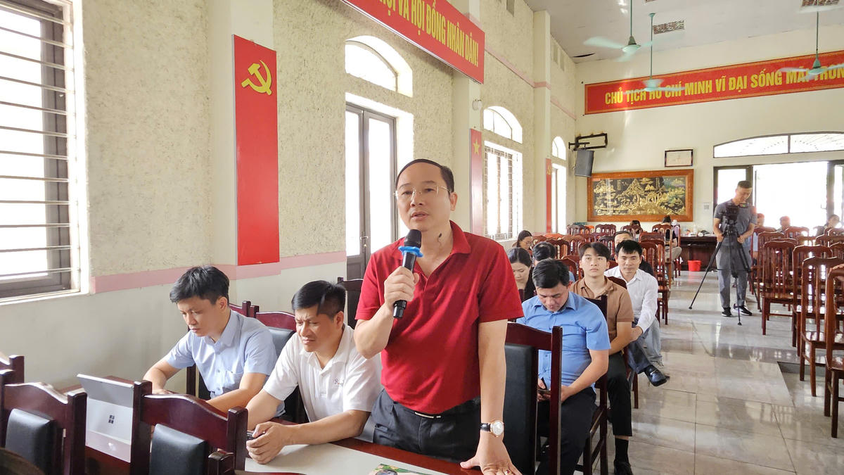 Ông Hoàng Bình Minh, Giám đốc Công ty Cổ phần Dịch vụ Ninh Bình chia sẻ những giải pháp để xây dựng tour trải nghiệm gắn với mùa vải chín. Ảnh: PT.&nbsp;