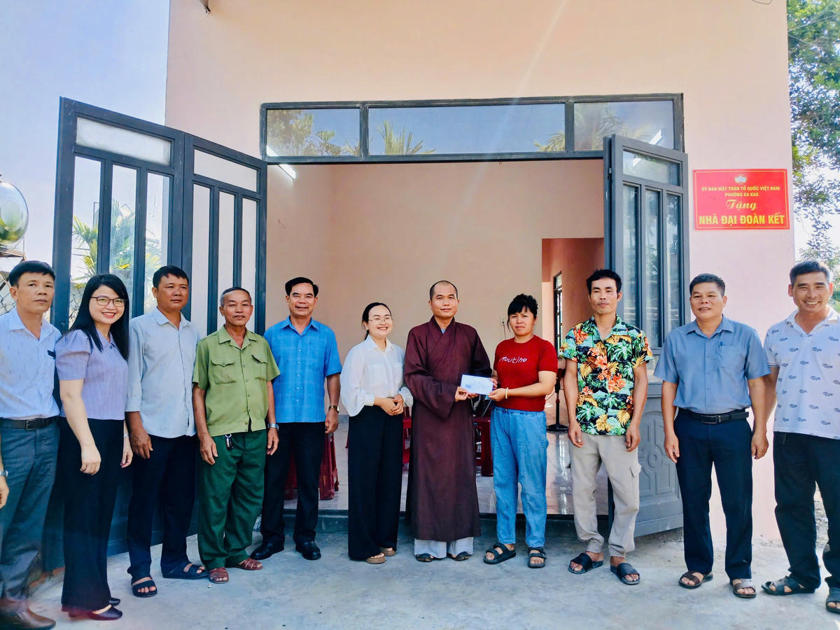Đại diện chùa Phổ Hiền hỗ trợ 10 triệu đồng cho gia đình. Ảnh:HH.