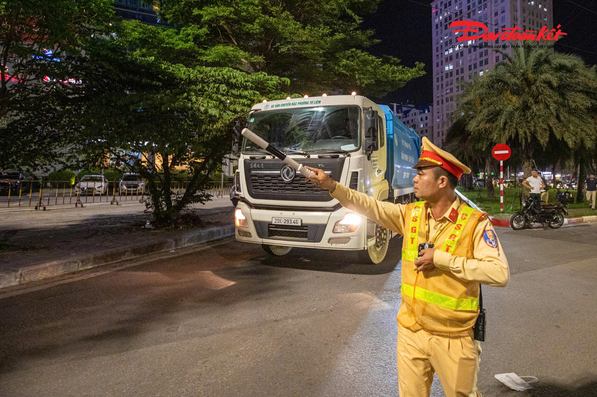 Xử phạt tài xế xe chở rác vi phạm nồng độ cồn, lưu thông sai giờ trong nội đô Hà Nội