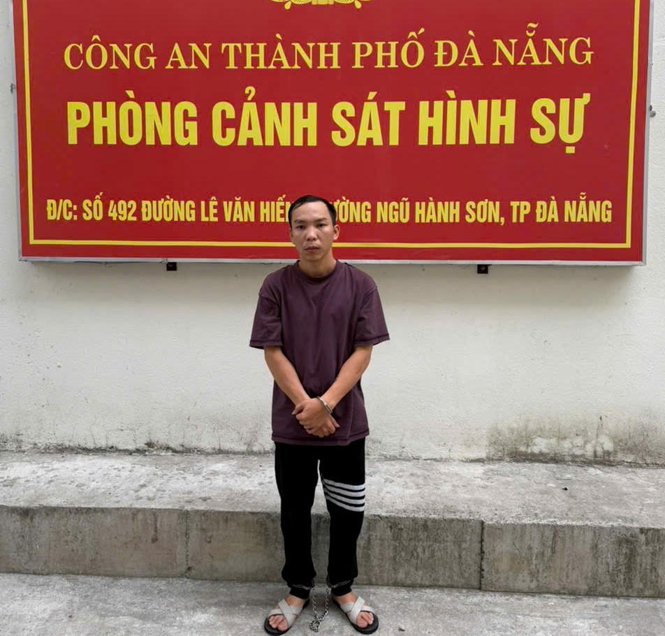 Đối tượng Nguyễn Quang Lực tại cơ quan điều tra. Ảnh: CA Đà Nẵng.