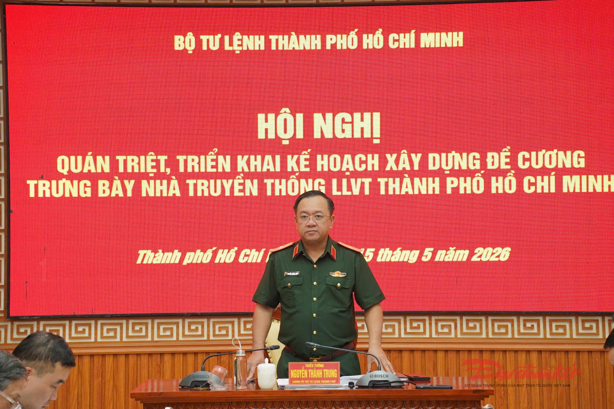 Thiếu tướng Nguyễn Thành Trung, Thành ủy viên, Chính ủy Bộ Tư lệnh thành phố chủ trì hội nghị. Ảnh: Nguyên Phú.