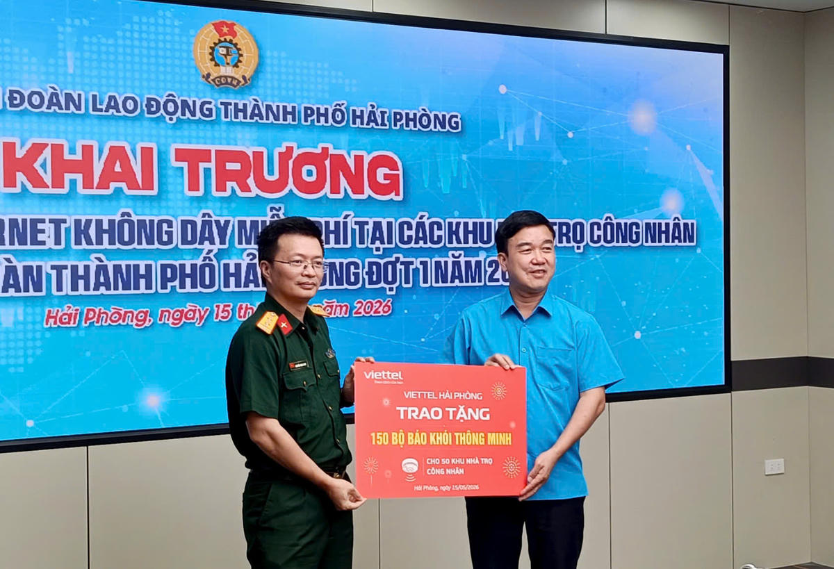Viettel Hải Phòng trao tặng 150 bộ báo khói thông minh cho 50 khu nhà trọ công nhân trên địa bàn thành phố. Ảnh: MD.&nbsp;