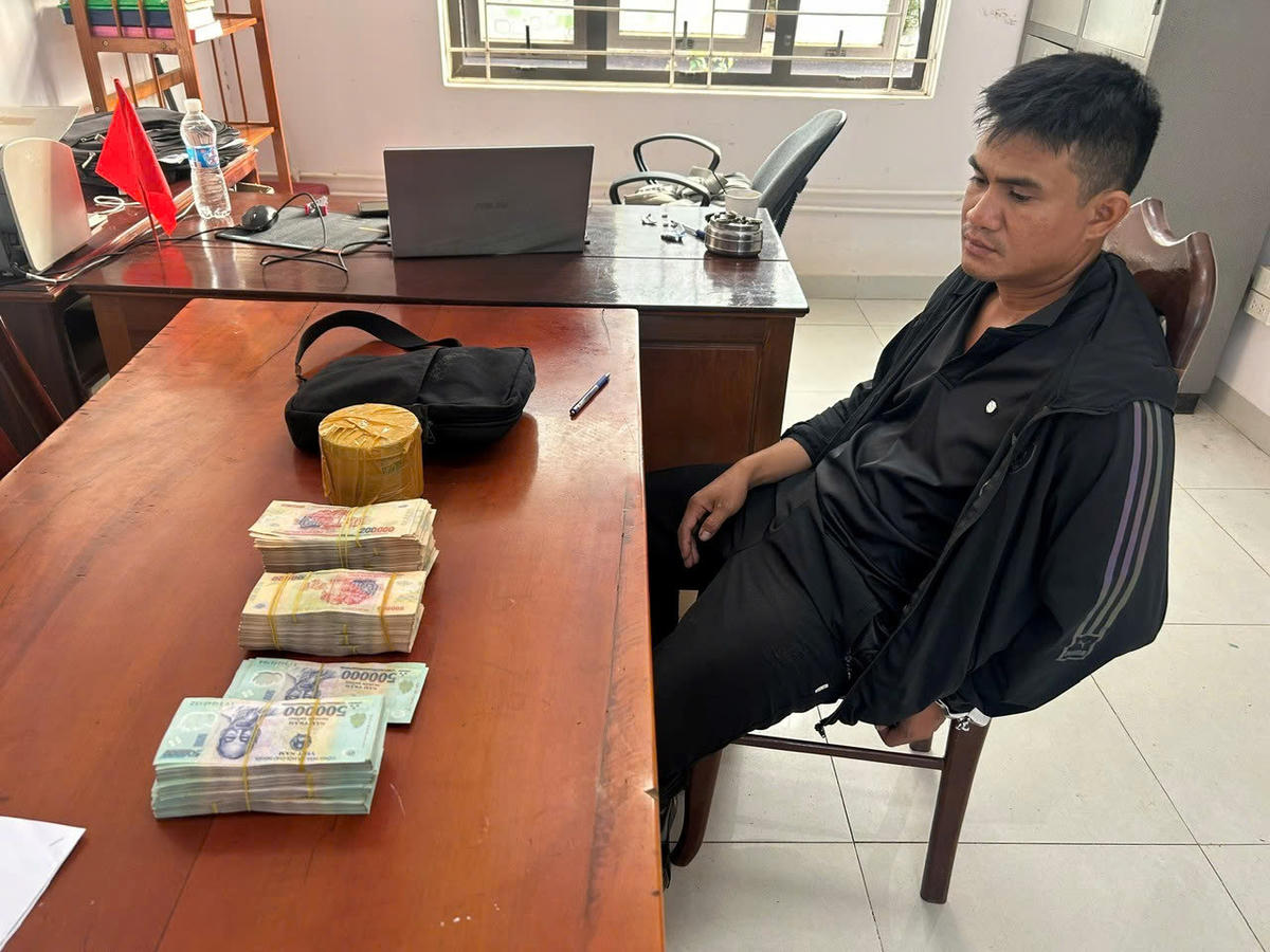 Đối tượng cùng tang vật số tiền lừa đảo bán đá thiên thạch giả. Ảnh: CA xã Chư Sê.