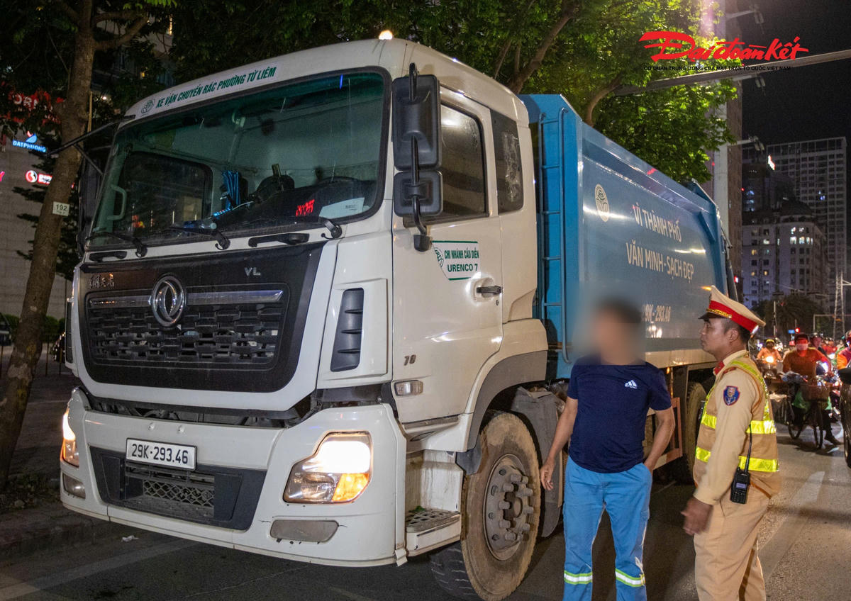 Xử phạt tài xế xe chở rác vi phạm nồng độ cồn, lưu thông sai giờ trong nội đô Hà Nội