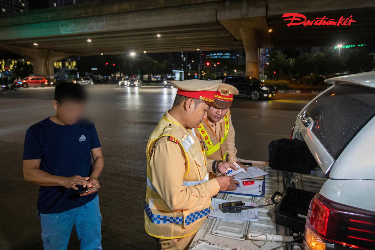 Trung tá Phạm Văn Chiến - Đội trưởng Đội CSGT số 6 cho biết, các phương tiện tải trọng lớn hoạt động sai khung giờ là một trong những nguyên nhân gây áp lực giao thông tại khu vực cửa ngõ Thủ đô, đặc biệt trong thời điểm cao điểm tan tầm. Để bảo đảm trật tự an toàn giao thông, đơn vị đã tăng cường tuần tra, kiểm soát, đồng thời hướng dẫn, nhắc nhở các tài xế không dừng, đỗ chờ giờ hoạt động trên các tuyến đường dẫn vào Vành đai 3.