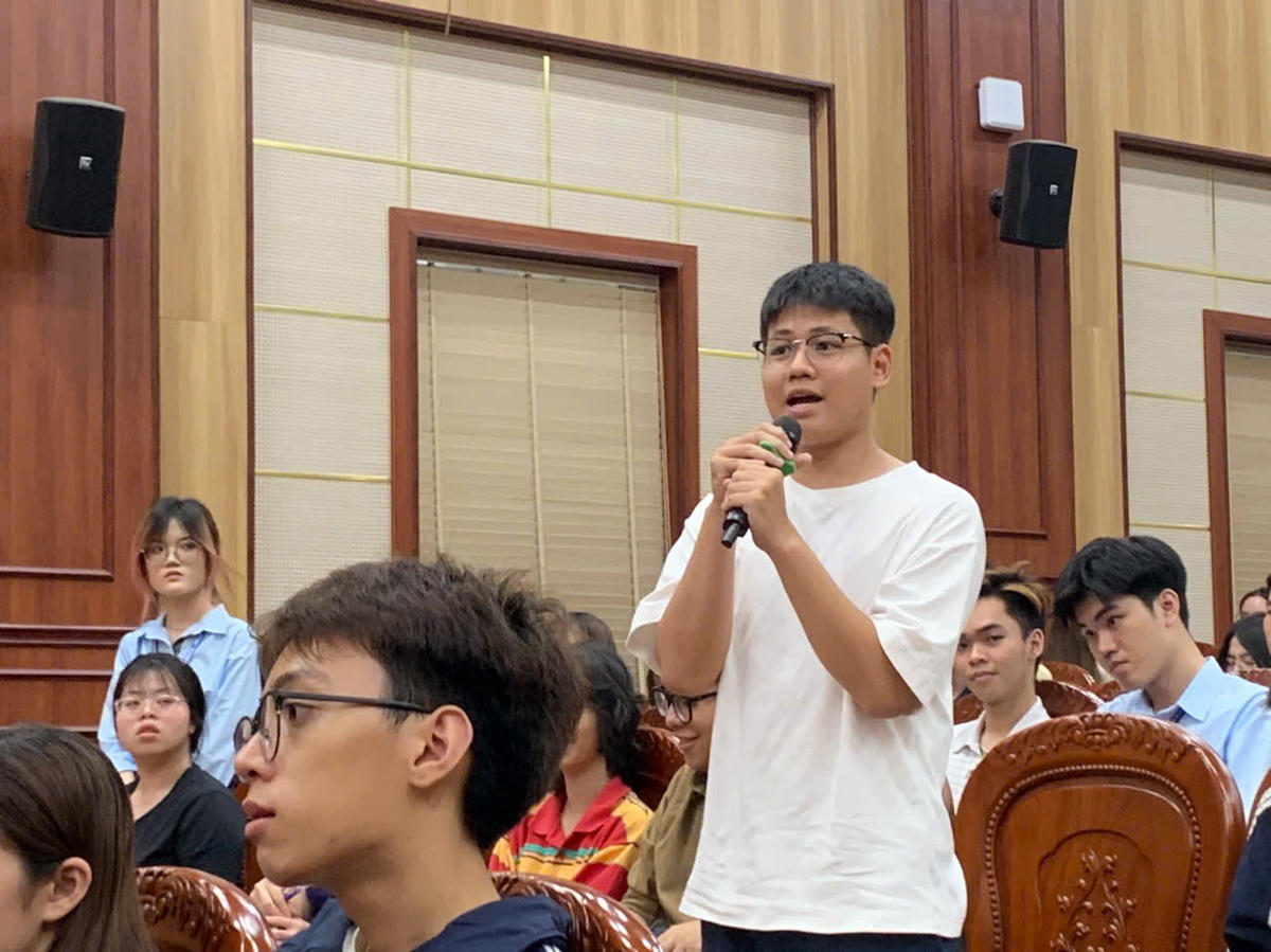 Sinh viên Đại học Kinh tế Quốc dân đặt câu hỏi với các khách mời.