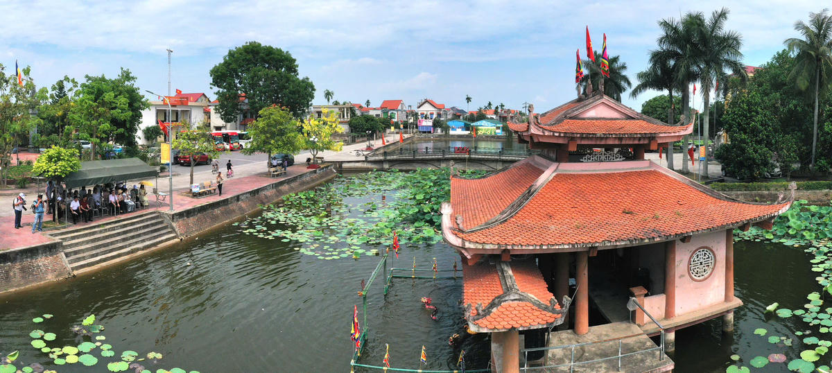 Du khách ấn tượng với màn biểu diễn múa rối nước Thanh Hải (xã Hà Tây). Ảnh: Lưu Thành Đạt.&nbsp;