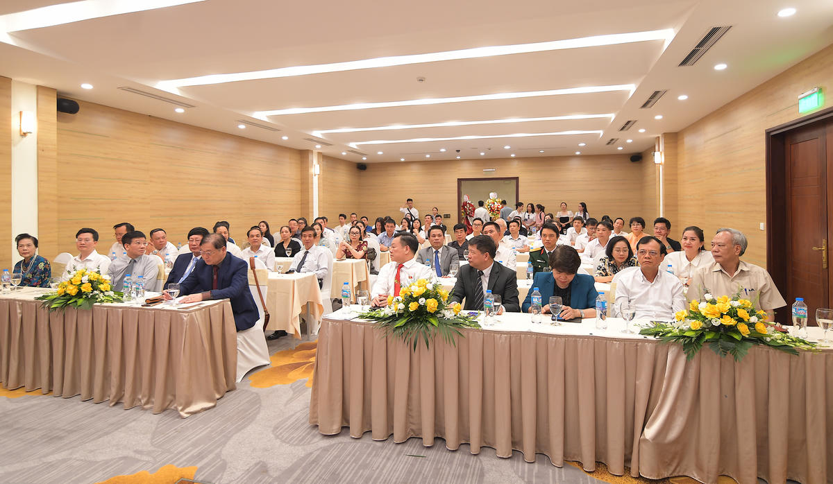 Các đại biểu dự buổi lễ ra mắt.
