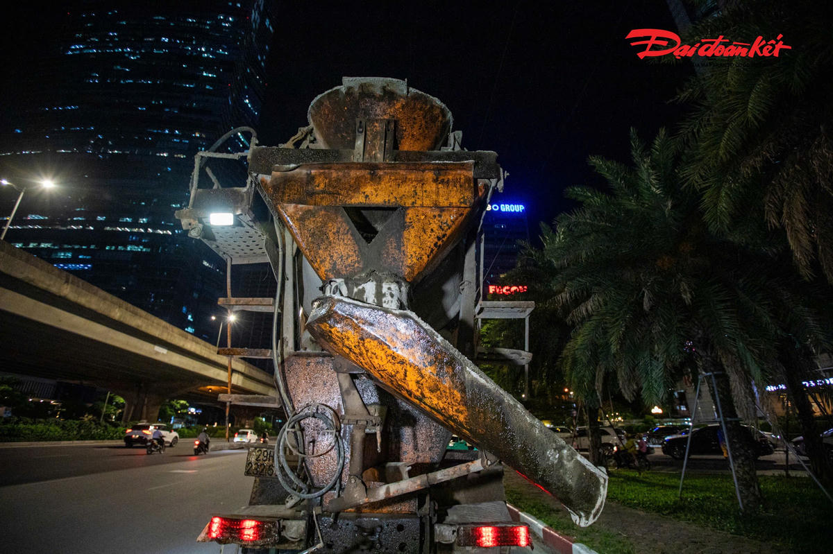 Tuy nhiên, tổ công tác giải thích việc xe tải trọng lớn, đặc biệt là xe trộn bê tông, hoạt động sớm hơn khung giờ cho phép tiềm ẩn nguy cơ gây ùn tắc và mất an toàn giao thông, nhất là trên các trục đường lớn đang có mật độ phương tiện cao vào buổi tối.