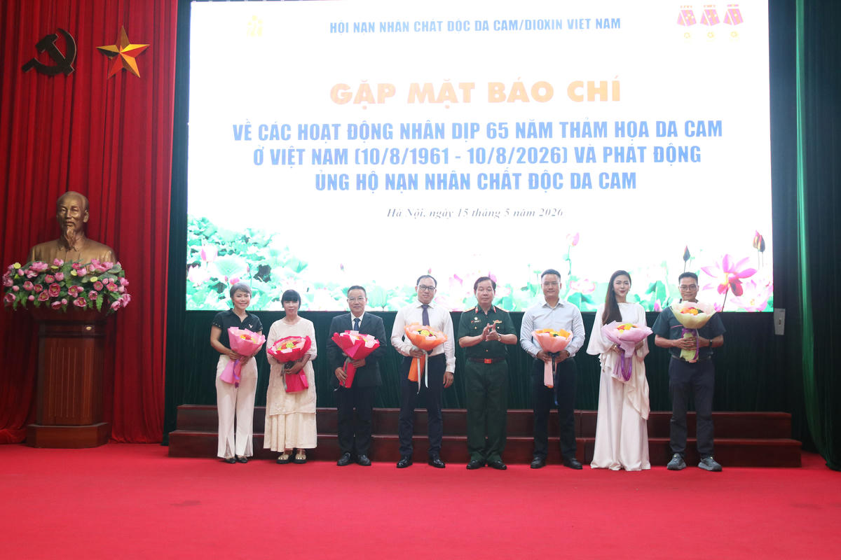 Trung tướng Nguyễn Hữu Chính tặng hoa tri ân các đơn vị tham gia ủng hộ tại chương trình.