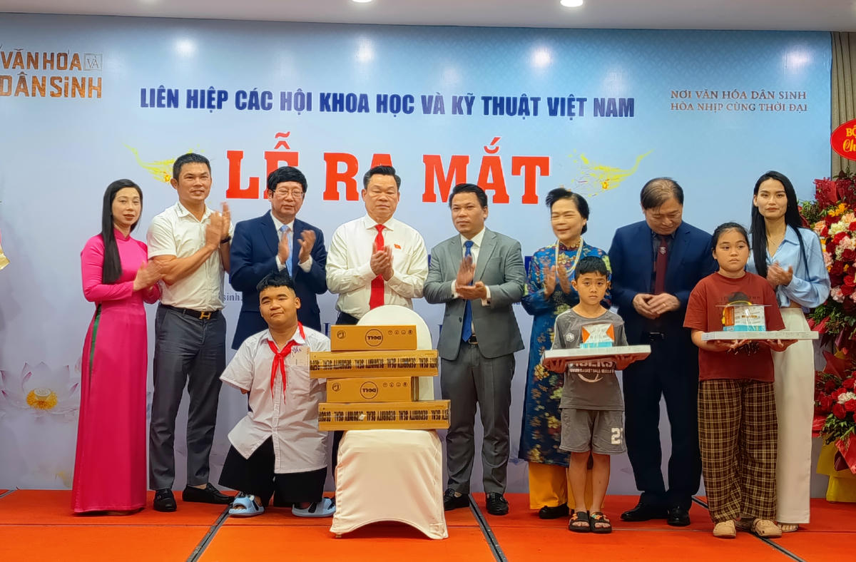 Tại buổi lễ ra mắt, các lãnh đạo Viện&nbsp;Nghiên cứu Văn hóa và Dân sinh cùng đã trao quà cho một số trường hợp khó khăn đến từ tỉnh Thái Nguyên.