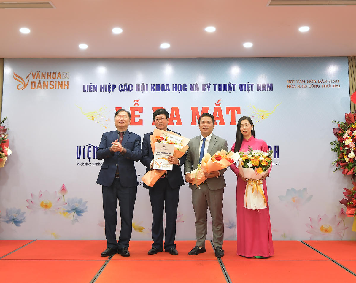 GS.TSKH Phan Xuân Dũng, Chủ tịch Liên hiệp các Hội Khoa học và Kỹ thuật Việt Nam trao quyết định và ra mắt ban lãnh đạo Viện.