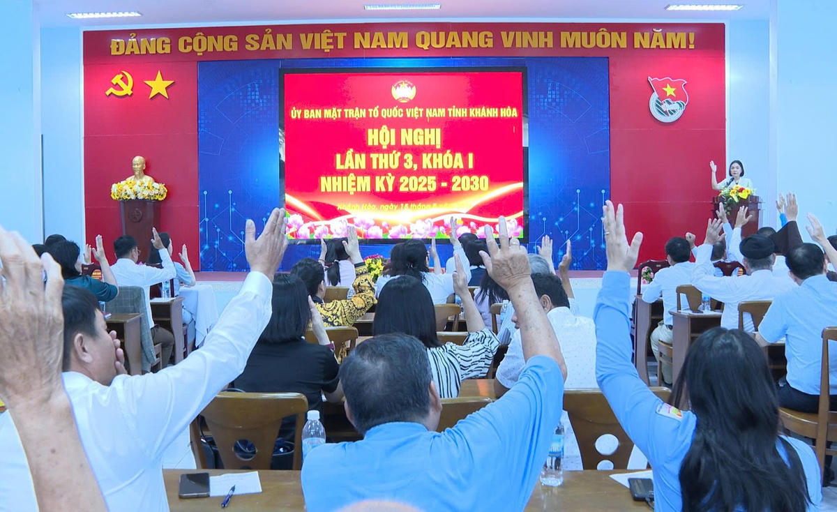 Các đại biểu biểu quyết thông qua tờ trình nhân sự chức vụ Phó Chủ tịch Ủy ban MTTQ Việt Nam tỉnh.
