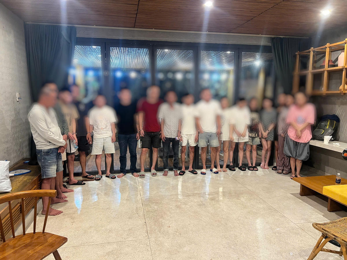 Lực lượng Công an Đà Nẵng lấy lời khai các đối tượng. Ảnh: CA Đà Nẵng.