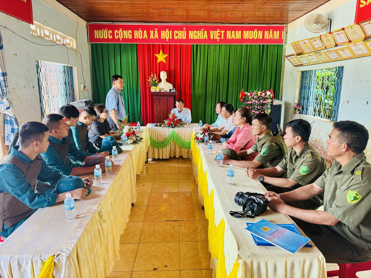 Lực lượng bảo vệ an ninh trật tự cơ sở và lực lượng dân quân tự vệ của thôn 17 làm việc với Đoàn công tác Mặt trận tỉnh Đắk Lắk. Ảnh: Thanh Nga.