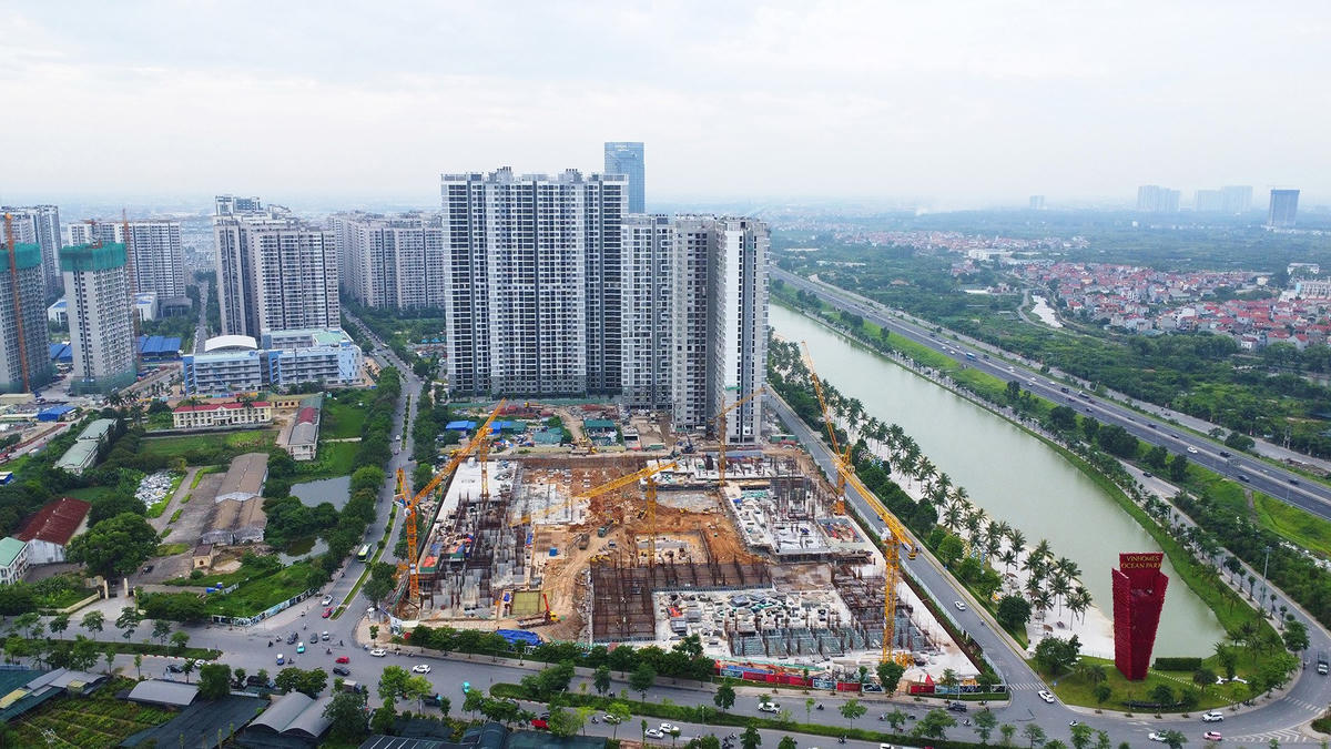 Tại Hà Nội, vắng bóng phân khúc căn hộ chung cư vừa túi tiền. Ảnh: VH