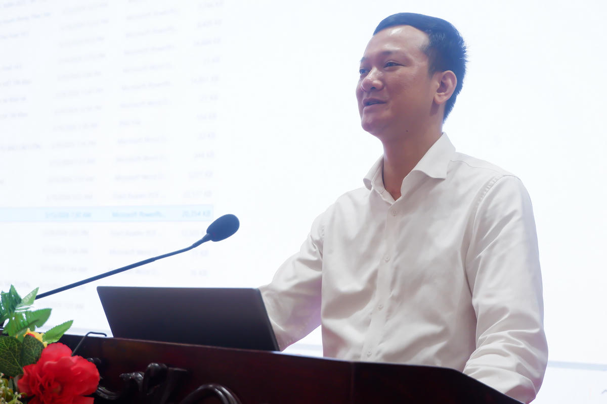 Báo cáo viên chia sẻ nội dung “Kỹ năng phát hiện đề tài, viết tin, bài phản ánh hoạt động công đoàn” tại hội nghị. (Ảnh: Tuệ Yên)
