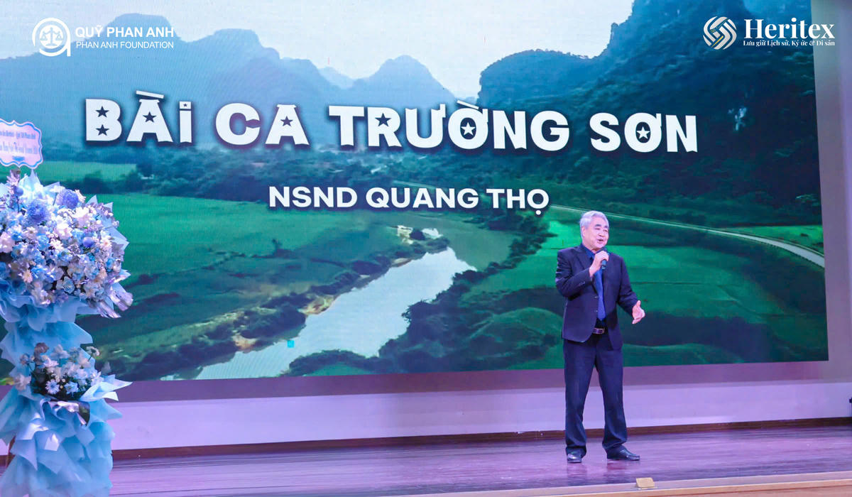 NSND Quang Thọ biểu diễn tác phẩm Bài ca Trường Sơn.