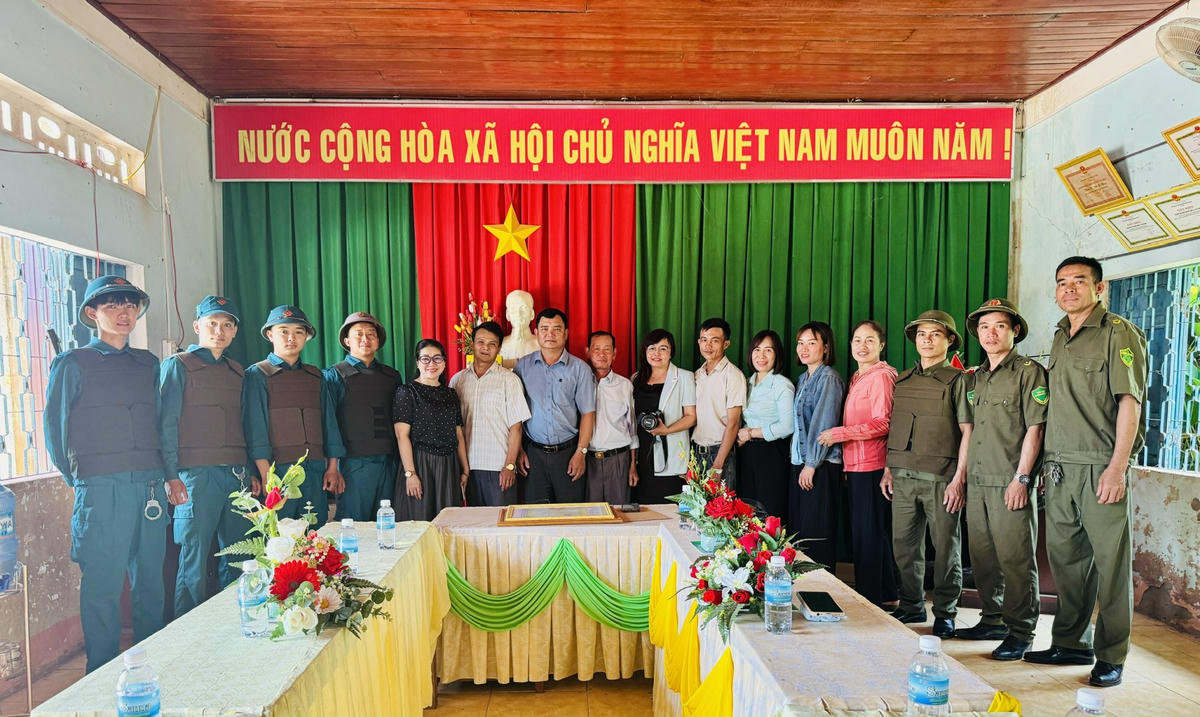 Đoàn công tác của Mặt trận tỉnh Đắk Lắk chụp ảnh lưu niệm với&nbsp; lực lượng bảo vệ an ninh trật tự cơ sở và lực lượng dân quân tự vệ của thôn 17 xã Ea Ning. Ảnh: Thanh Nga.