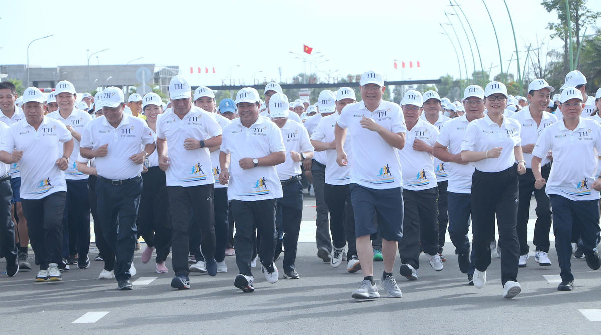 Ông Nguyễn Hồ Hải, Ủy viên Ban Chấp hành Trung ương Đảng, Bí thư Tỉnh ủy, Trưởng đoàn Đại biểu Quốc hội tỉnh Cà Mau cùng lãnh đạo tỉnh Cà Mau đã tham gia chạy hưởng ứng. Ảnh MT