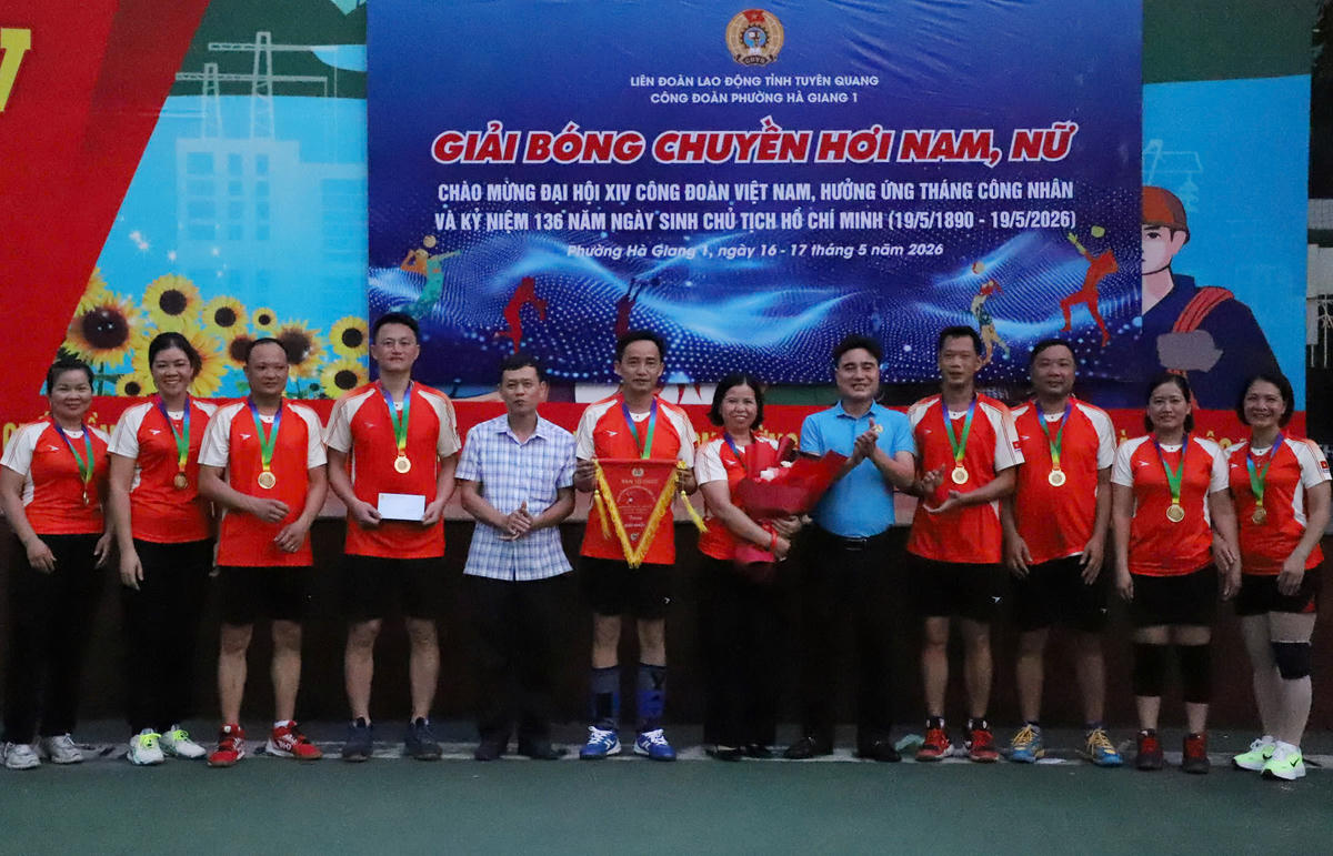 Lãnh đạo Liên đoàn Lao động tỉnh Tuyên Quang trao giải và cờ lưu niệm cho đội bóng xuất sắc tại Giải bóng chuyền hơi năm 2026.