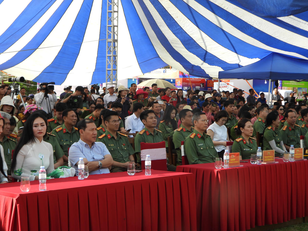 Các đại biểu dự chương trình.