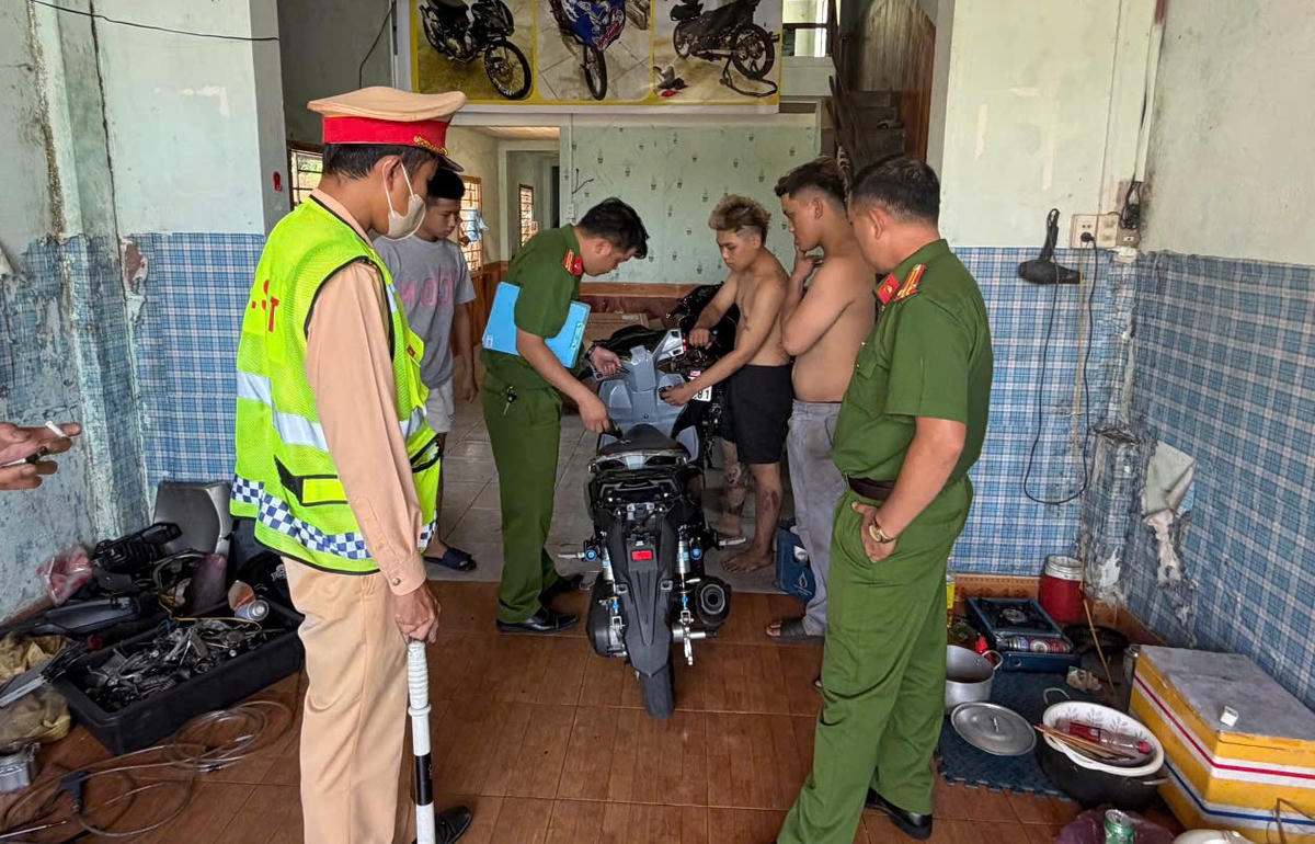 Lực lượng CSGT, Công an TP Đà Nẵng xử lý phương tiện độ, chế xe gây mất an toàn giao thông. Ảnh: TT.