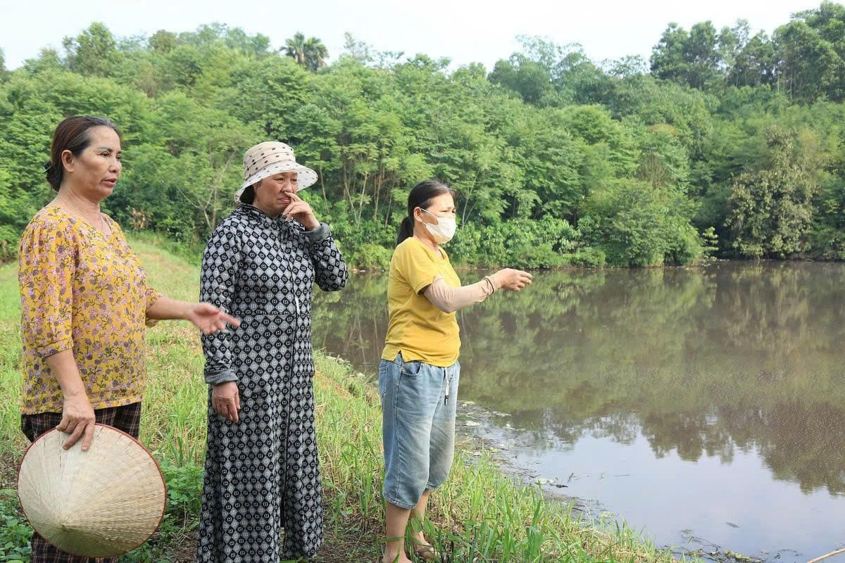 Lại gần, mùi hôi thối bốc lên nồng nặc, rất khó chịu. Ảnh: Ngô Hùng.