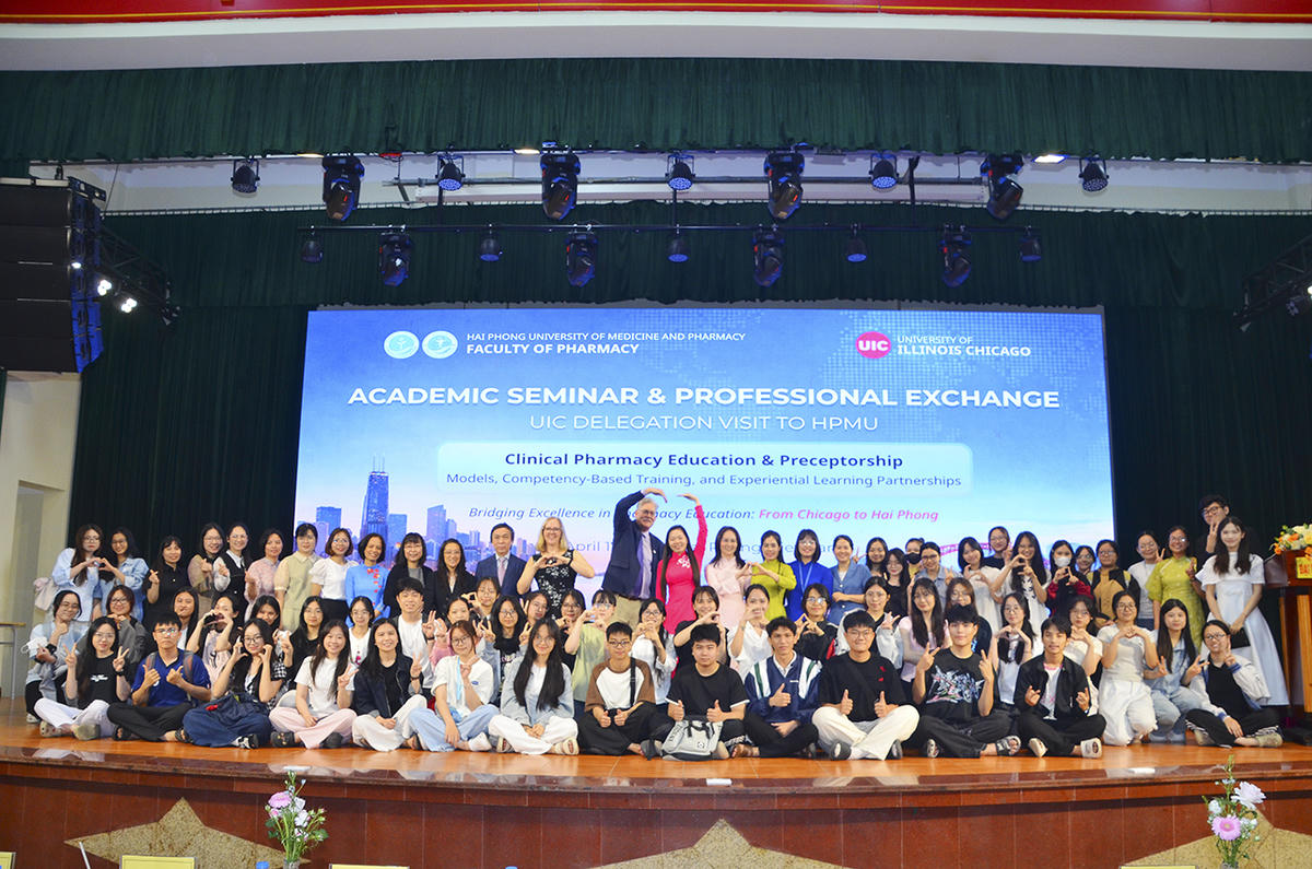 Đại học Y Dược Hải Phòng tổ chức tọa đàm khoa học “Đào tạo Dược lâm sàng và phát triển giảng viên hướng dẫn thực hành theo mô hình năng lực”.