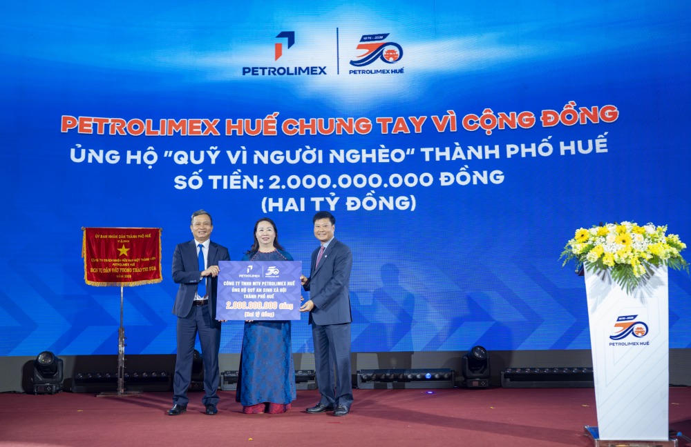 Petrolimex Huế đã trao tặng 2 tỷ đồng cho Quỹ “Vì người nghèo” thành phố Huế. Ảnh: C.H.