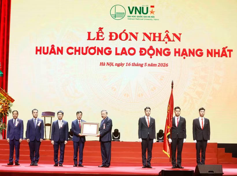Tổng Bí thư, Chủ tịch nước Tô Lâm trao Huân chương Lao động hạng Nhất tặng Đại học Quốc gia Hà Nội. (Ảnh: Thống Nhất/TTXVN).