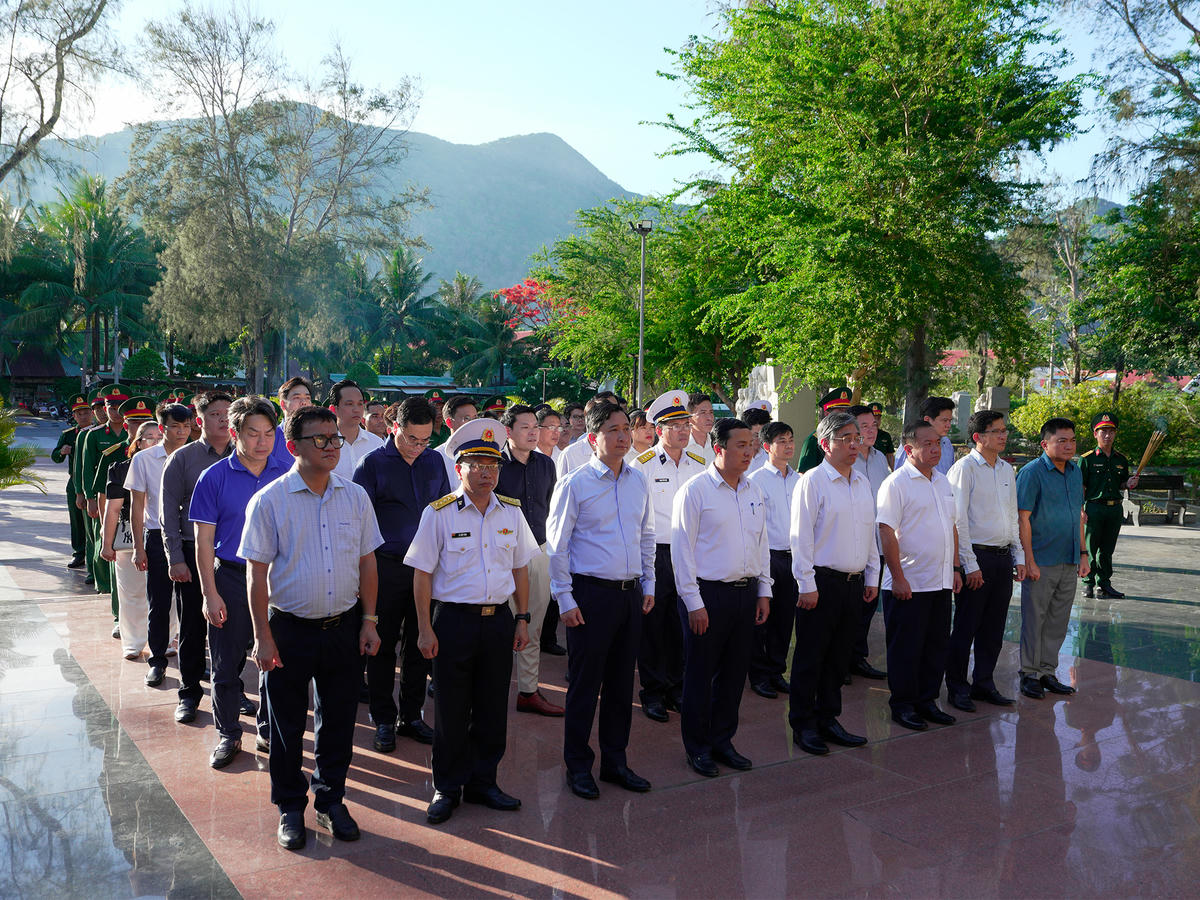 Đoàn đại biểu viếng thăm để tưởng nhớ các Anh hùng liệt sĩ tại khu di tích Nghĩa trang Hàng Keo, Côn Đảo. Anh: Minh Trung