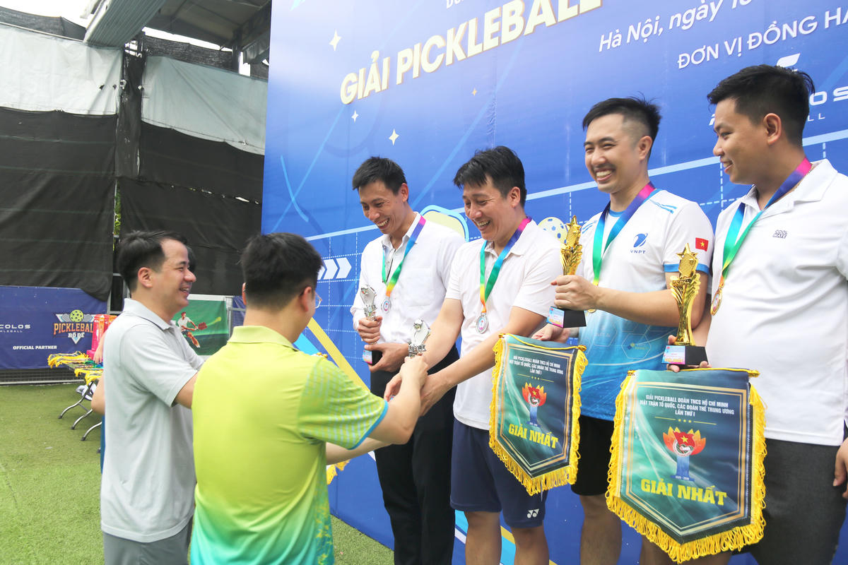 Phó Bí thư Đảng ủy MTTQ, các đoàn thể Trung ương Ngô Văn Cương trao giải cho các vận động viên xuất sắc.