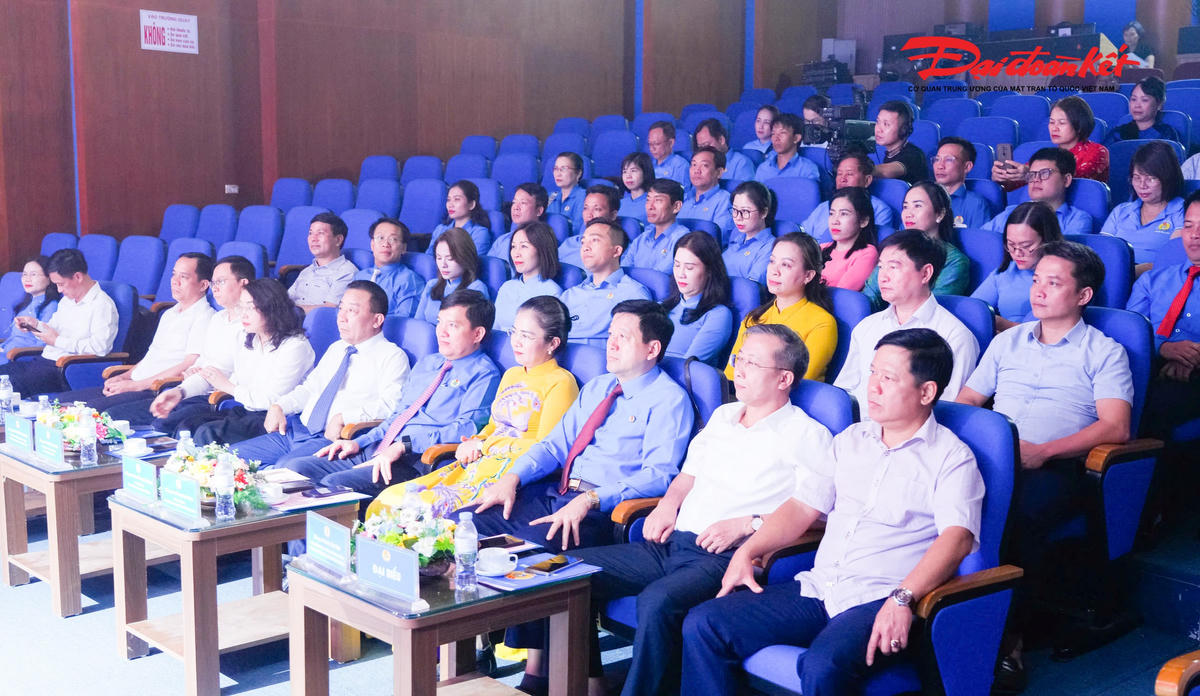 Các đại biểu tham dự chương trình trao giải thưởng “Công nhân Nghệ An làm theo lời Bác” lần thứ I năm 2026 và biểu dương điển hình tiên tiến trong học tập, làm theo tư tưởng, đạo đức, phong cách Hồ Chí Minh giai đoạn 2023 - 2025. Ảnh: ĐB