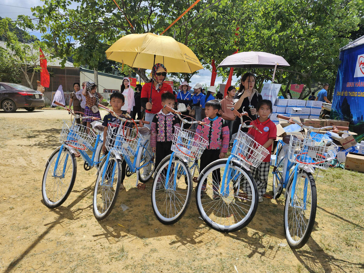 Tặng xe đạp cho các em nhỏ tại Ngày hội.