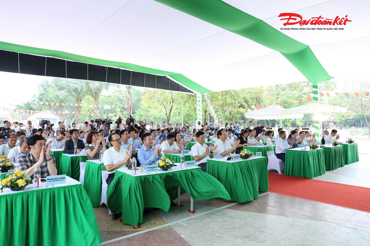 Báo Lao Động phối hợp với Bộ Nông nghiệp và Môi trường cùng UBND thành phố Hà Nội tổ chức Ngày Chuyển đổi xanh năm 2026 với chủ đề “Chuyển đổi xanh - Động lực cho mô hình tăng trưởng mới của Việt Nam”.
