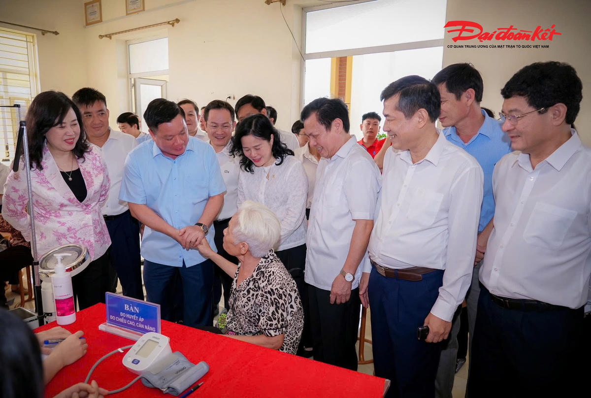 Trước đó, sáng cùng ngày Bộ trưởng Y tế Đào Hồng Lan cùng đoàn công tác đã dự Lễ ra quân Chiến dịch khám sức khoẻ, khám sàng lọc cho người dân trên địa bàn tỉnh Nghệ An. Ảnh: ĐB