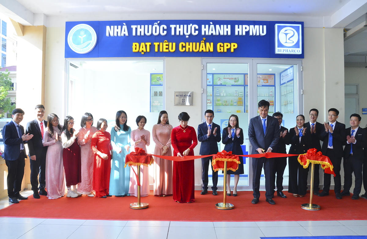 Lễ cắt băng khánh thành nhà thuốc thực hành do Công ty cổ phần Dược phẩm Bến Tre Bepharco tài trợ.