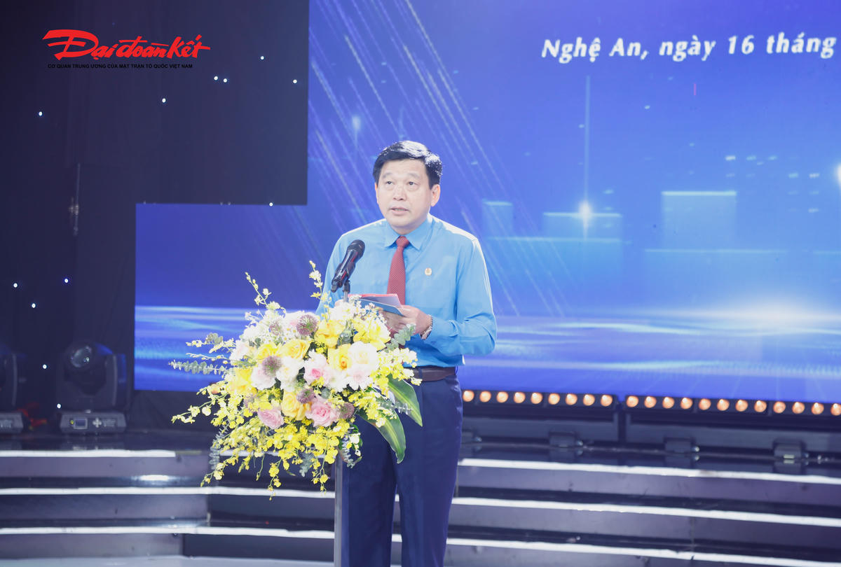 Ông Kha Văn Tám - Phó Chủ tịch Ủy ban MTTQ tỉnh Nghệ An, Chủ tịch Liên đoàn Lao động tỉnh Nghệ An phát biểu tại chương trình. Ảnh: ĐB